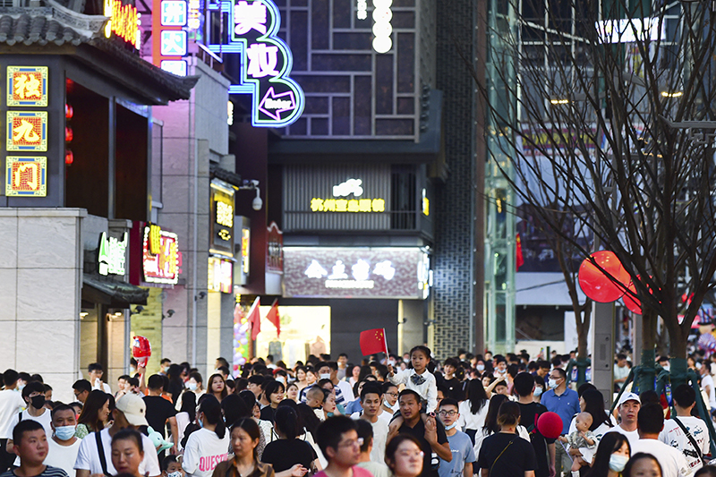 游客在安徽省合肥市淮河路步行街游览（10月1日摄）。新华社记者 杜宇 摄