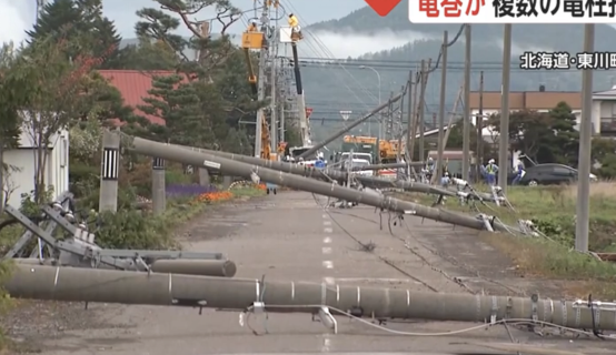 日本北海道突发龙卷风，电线杆横卧马路，已致2人受伤