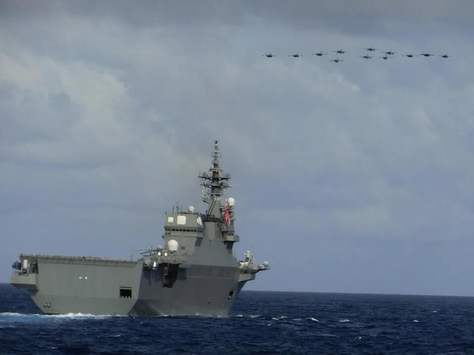 “伊势”号上空可见有12架军机通过图丨日本海自推特