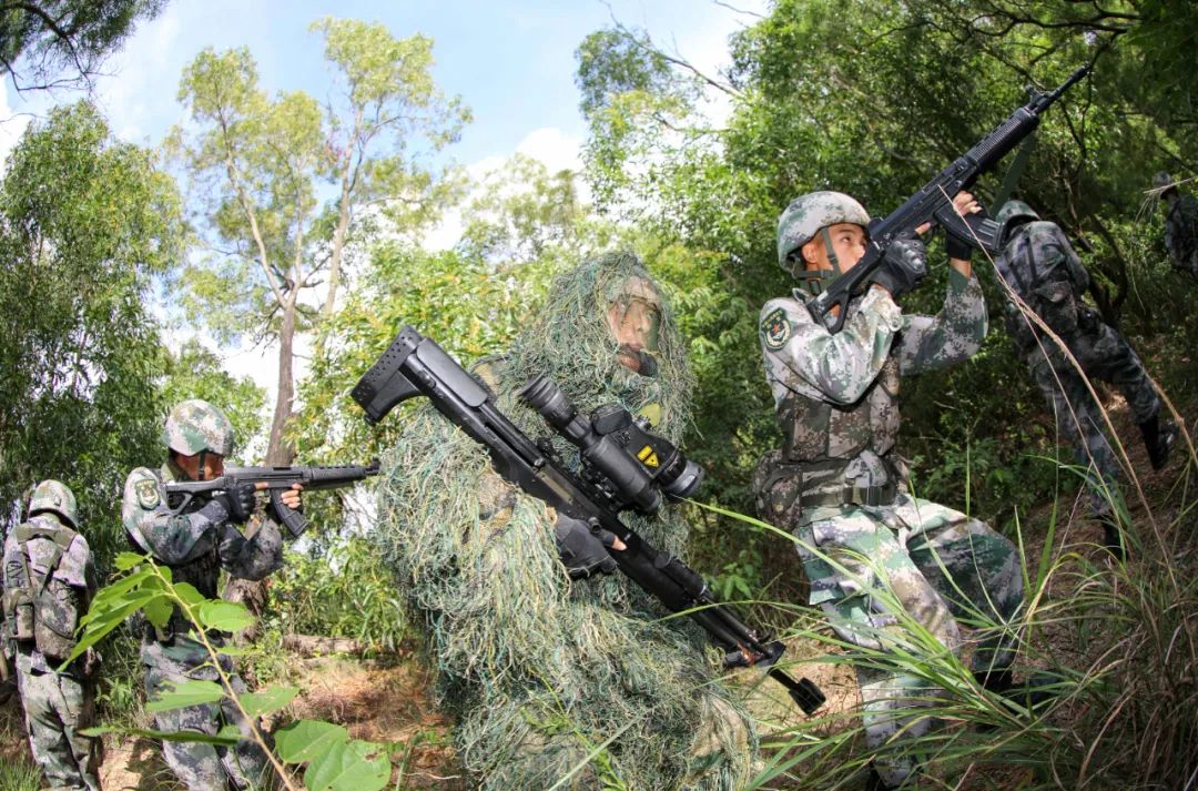 走近两栖特战尖兵:陆地猛虎 海上蛟龙