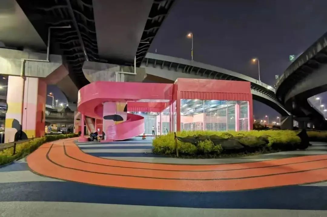 桥下空间东南象限,其中有约2900平方米的五人制足球场,斑马景观公园和