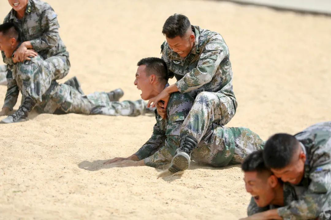 走近两栖特战尖兵陆地猛虎海上蛟龙
