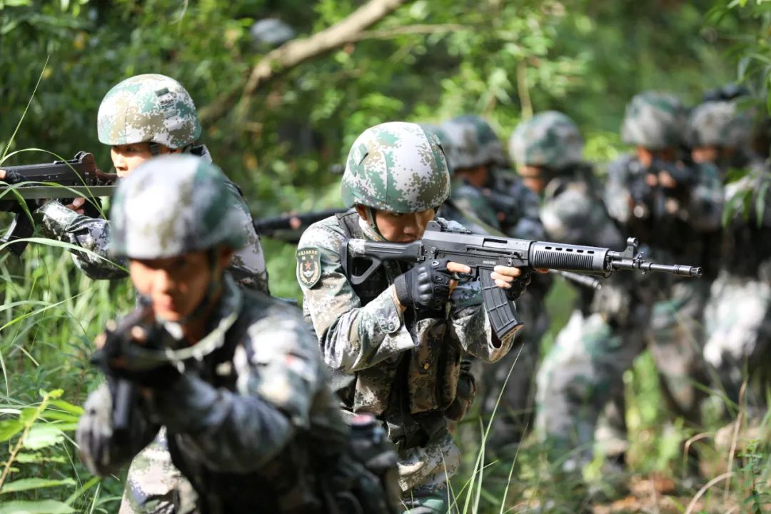 走近两栖特战尖兵:陆地猛虎 海上蛟龙