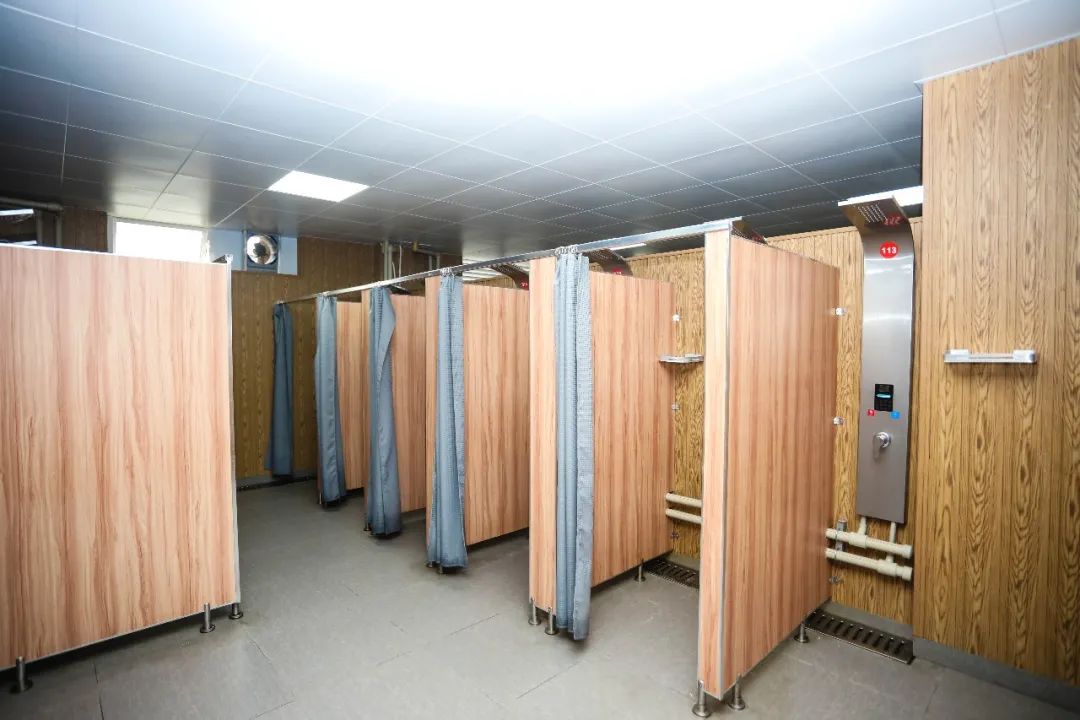 智能手环无卡洗澡ins风梳妆台地暖这个网红浴室可不一般