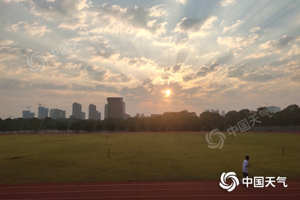 △ 湖南益阳昨天上午天气炎热。（图/易琼）