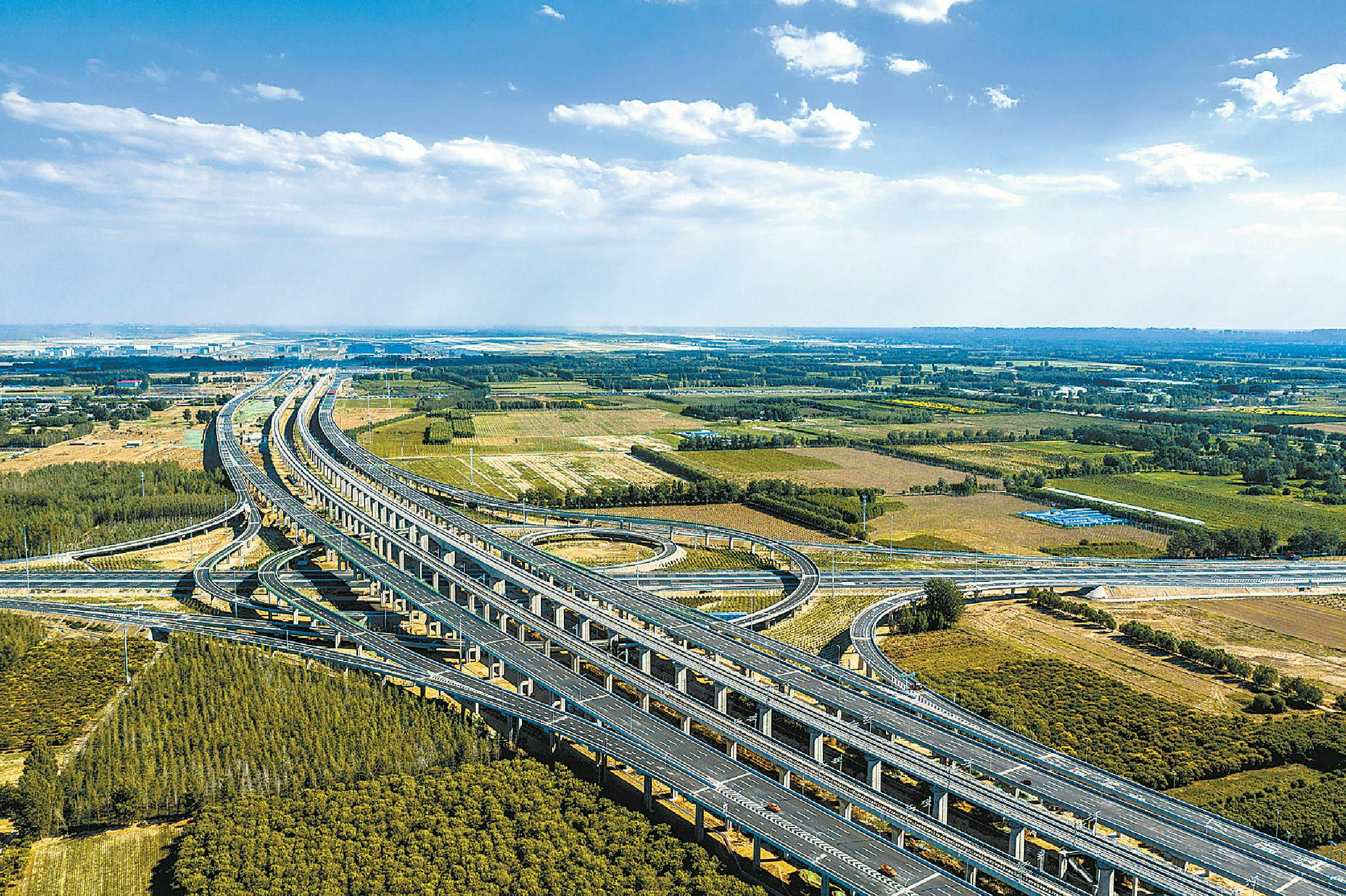 大兴机场高速连通首都四通八达的交通网,成为大兴机场临空区"两区"