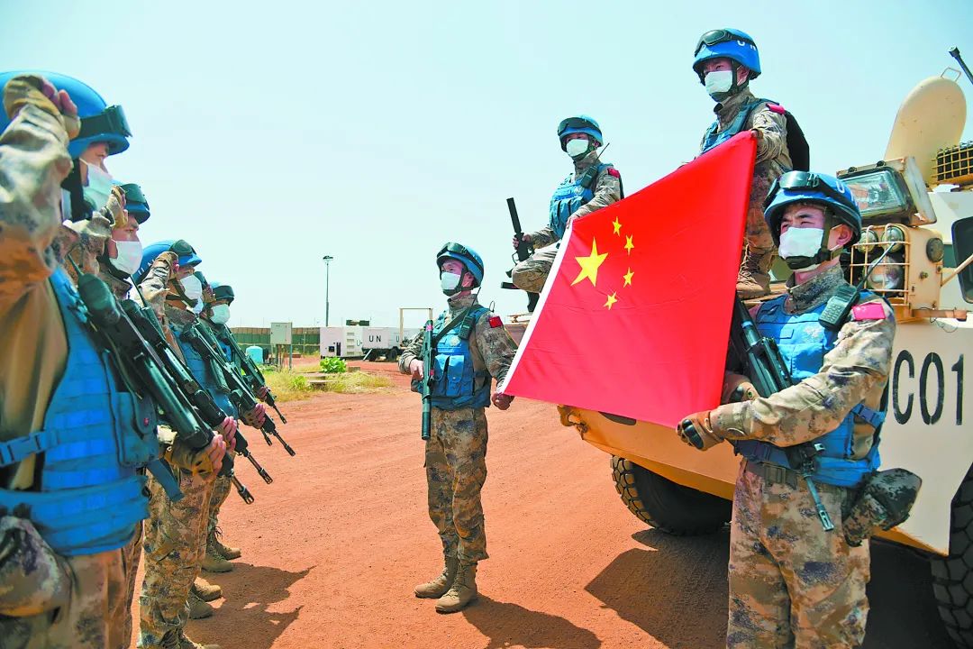 国庆佳节,中国第9批赴马里维和部队警卫分队组织官兵向国旗宣誓.