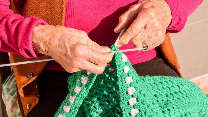 跨越4000公里的温暖八旬老人为边防战士织数万条围巾