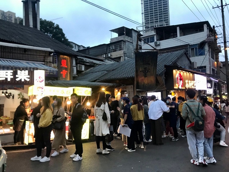 长沙某茶颜悦色门口排起长长的队伍