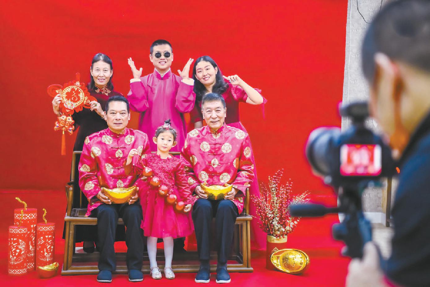 老顾客王毅一家来到刚过完百岁生日的大北照相馆前门大街店拍摄全家福