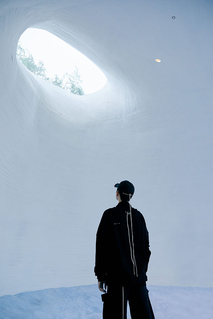 陈飞宇专注看展览变文艺少年背影杀帅气无敌撩人于无形