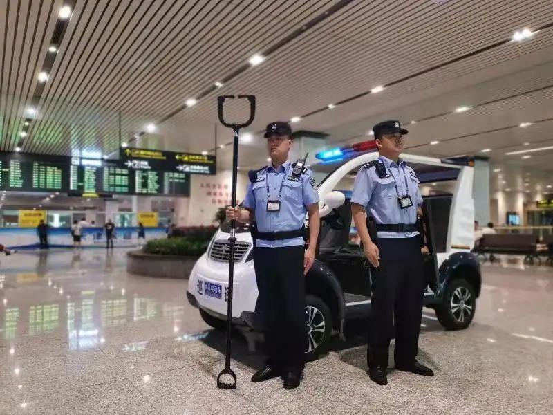 我在岗位上丨机场忙碌警察蓝守护平安中国红