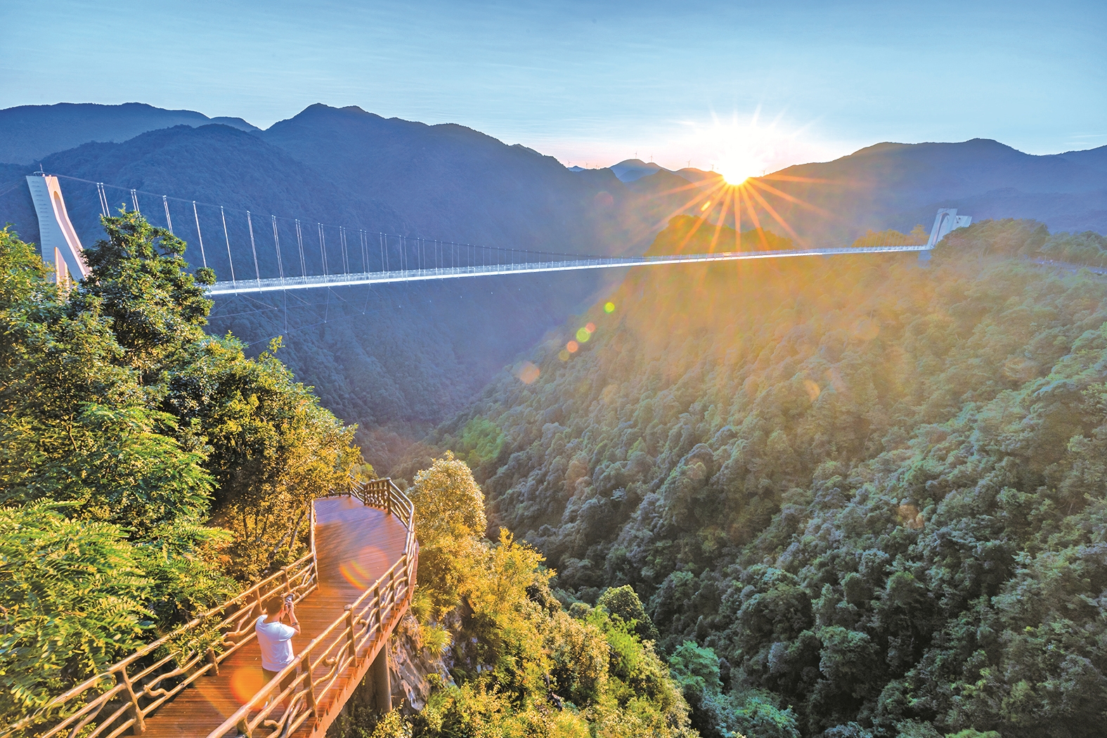 江西安远融入湾区发展精雕东江翡翠