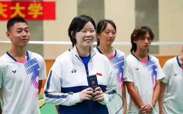 羽毛球奥运冠军李雪芮入职重庆大学 第一节课教学生“高远球”