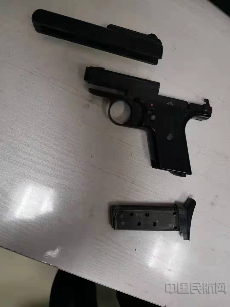 大庆机场查获旅客携带疑似仿真枪物品