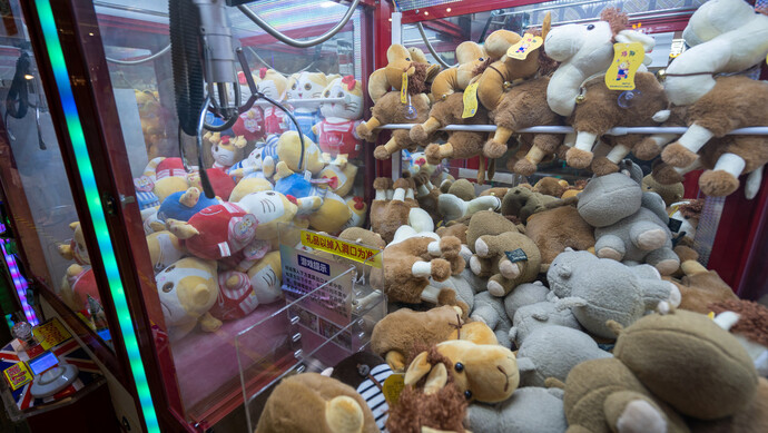 2元钱能抓中华烟揭秘娃娃机乱象真假混掺成潜规则几乎均为概率机