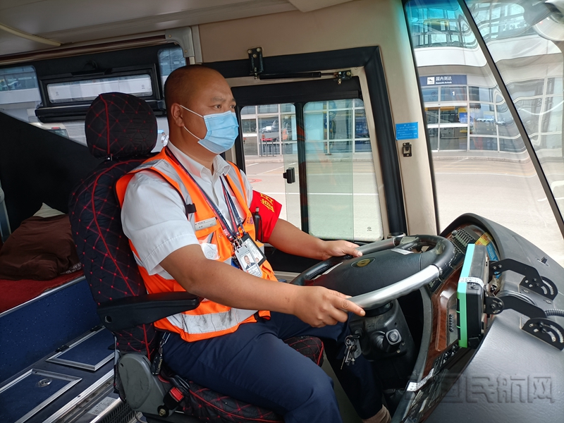 10月1日上午9:00,东航云南公司摆渡车驾驶员林剑稳稳地把住方向盘,和