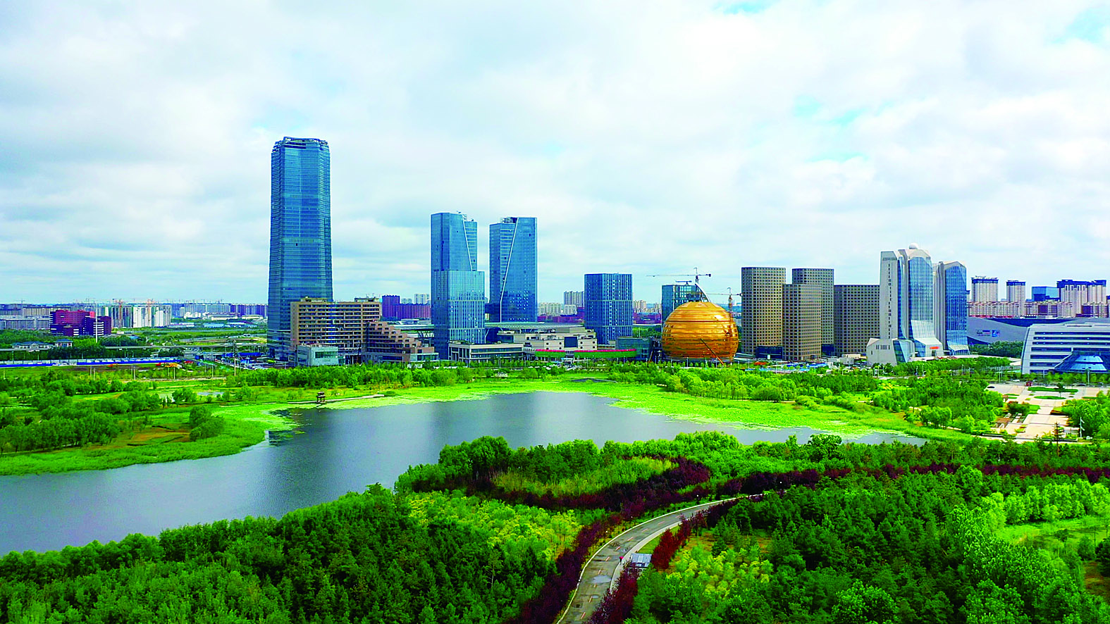 金融中心,会展中心,五星级酒店……从长春主城区进入北湖科技开发区