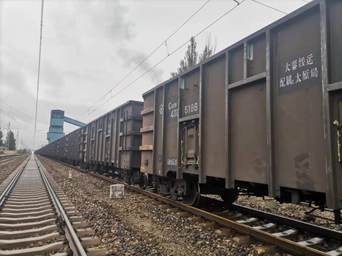 大同一家煤矿运销站内部人士处获悉,近期煤矿主要通过三列煤车运煤