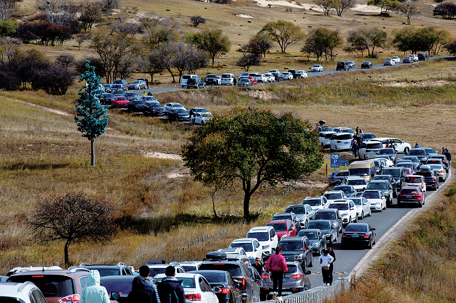 由于游客众多,通往乌兰布统五彩山景区的道路上一度出现拥堵.
