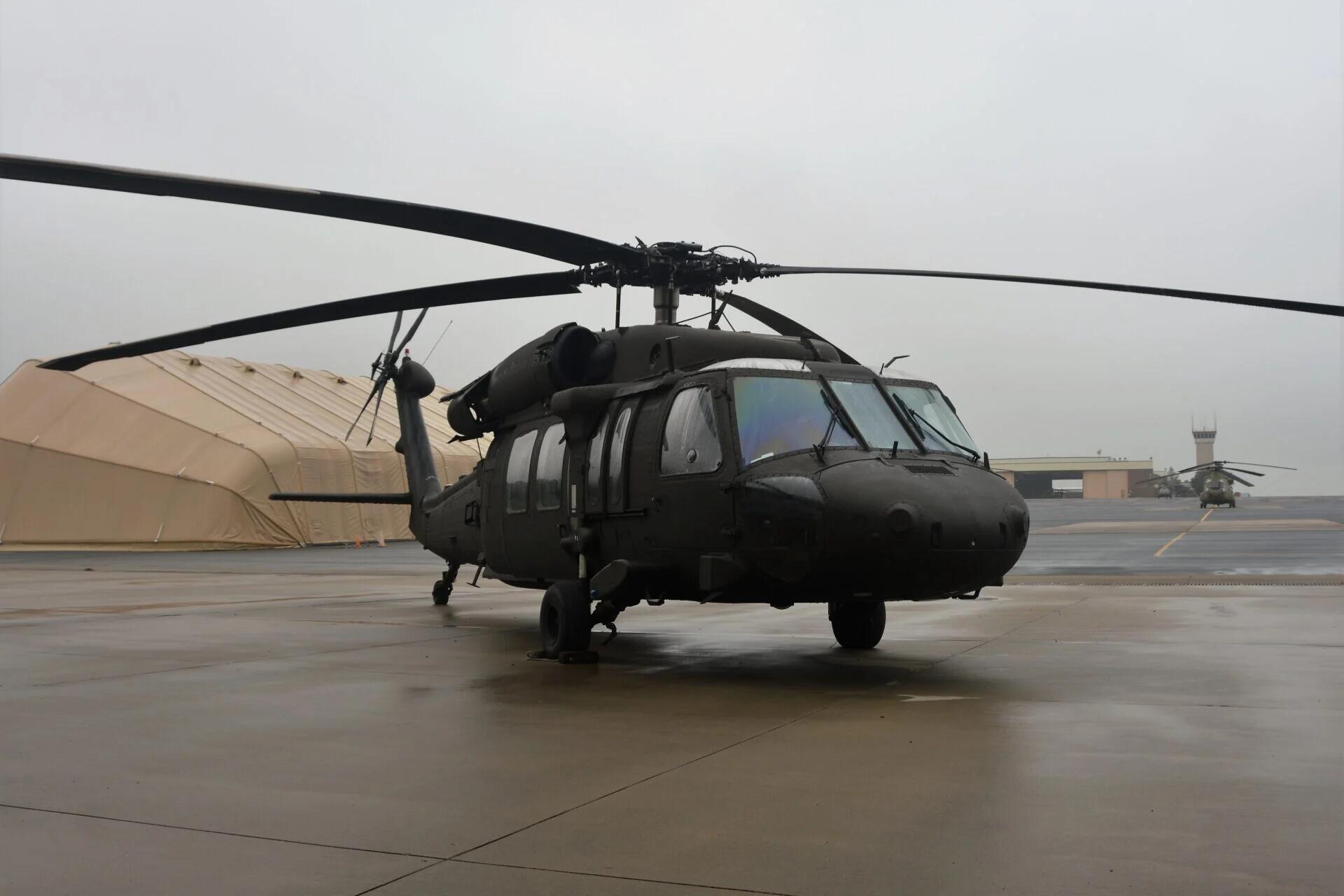 美国陆军展示最新款黑鹰直升机 飞行员：力量倍增器