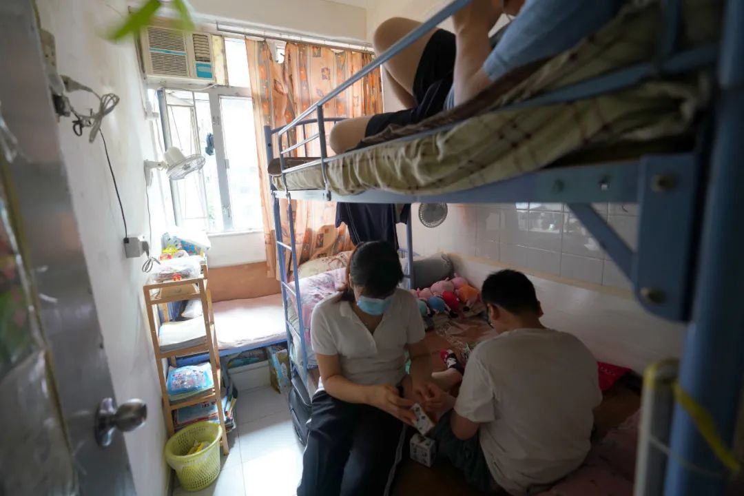 香港的王女士一家四口挤在葵涌的一间约10平米的劏房中。图/中新图片