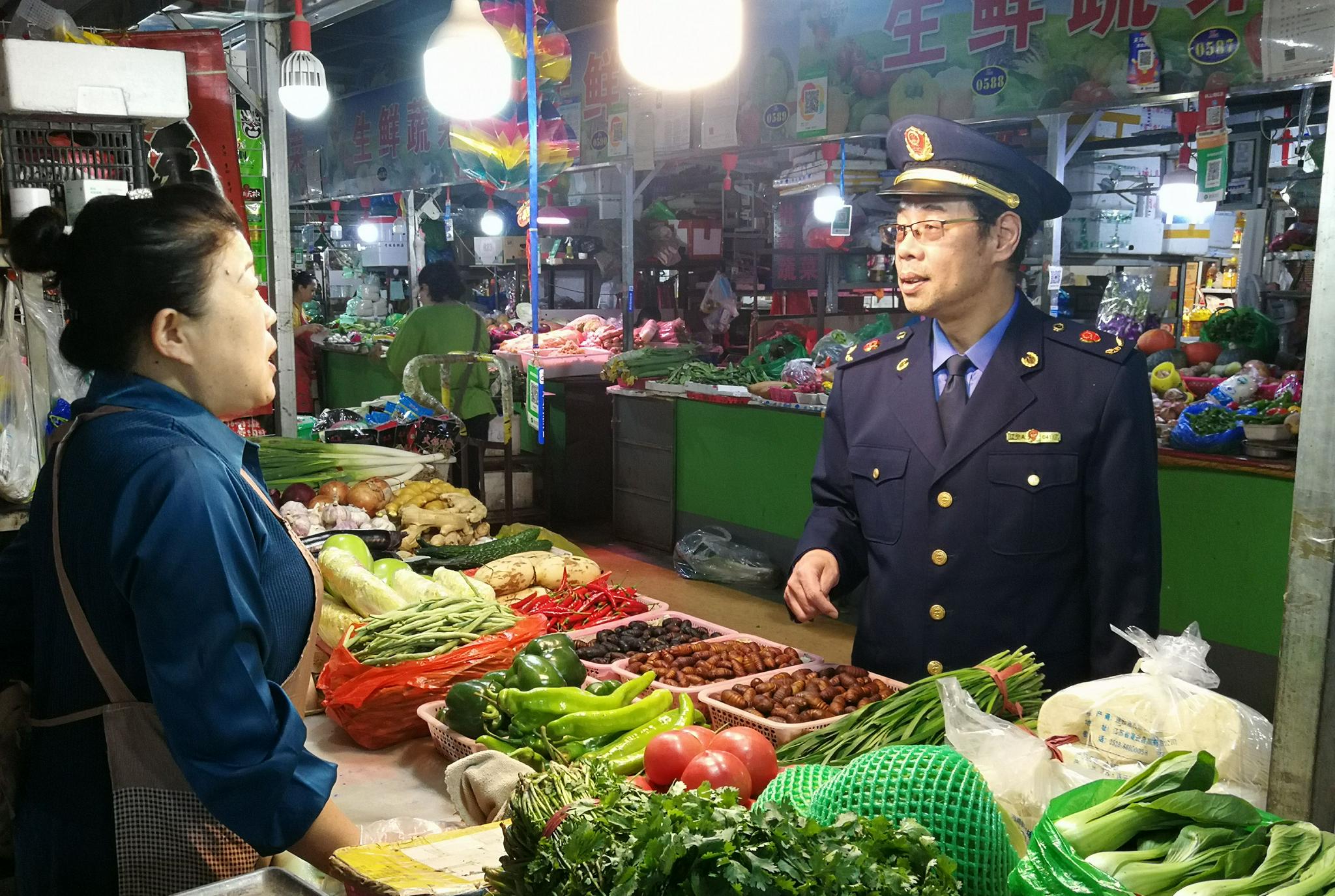 曹阳在农贸市场进行巡检.王文郁/摄