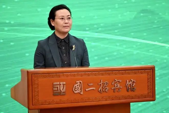 图为承德市人民政府副市长刘涛致辞.