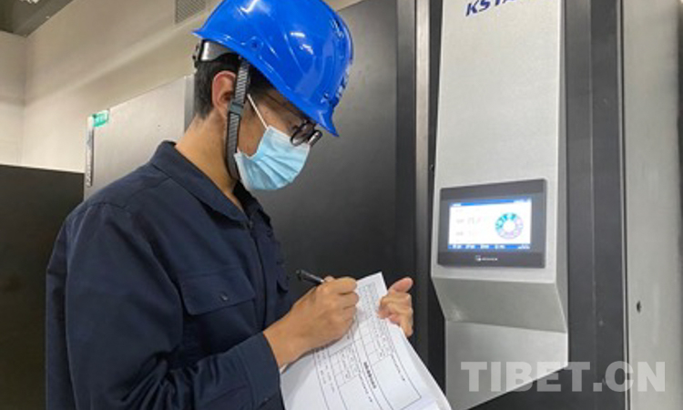 图为国网拉萨供电公司检查城区供电设备 (图片由国网西藏电力有限公司