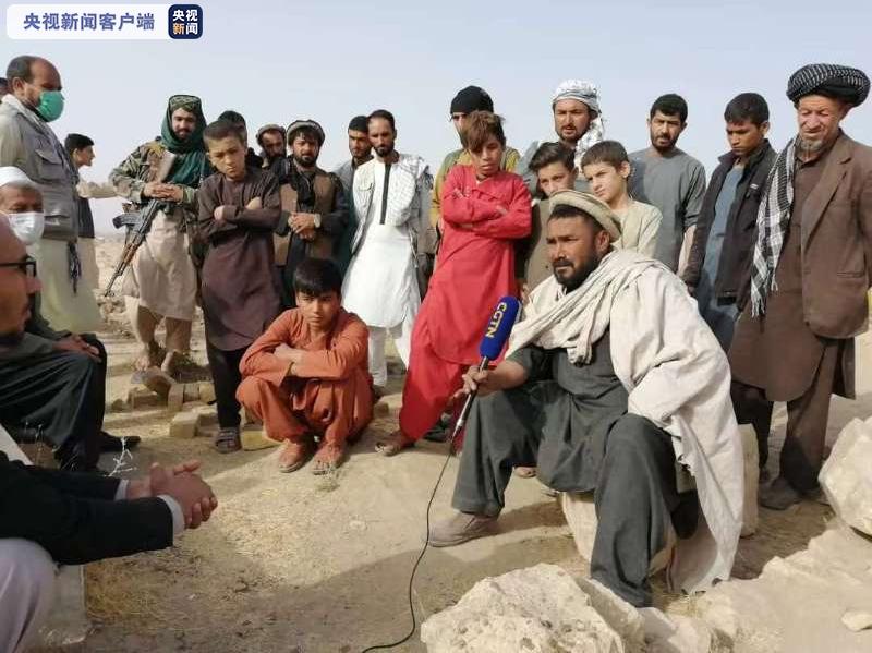 总台独家探访丨阿富汗昆都士爆炸事件遇难者家属为亲人下葬