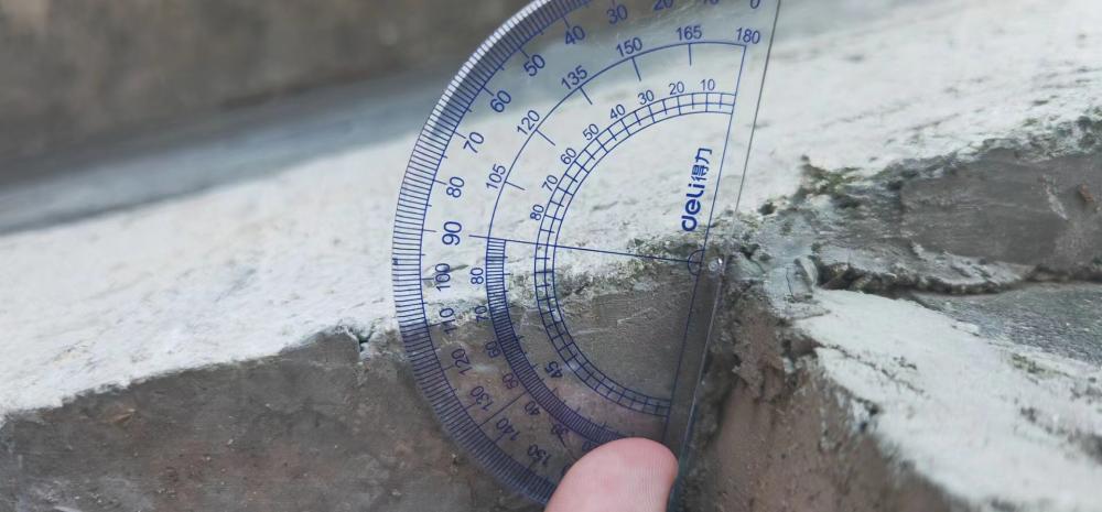 被车砸断3根脚骨小区地下车库出入口坡度严重超标电瓶车太难推了