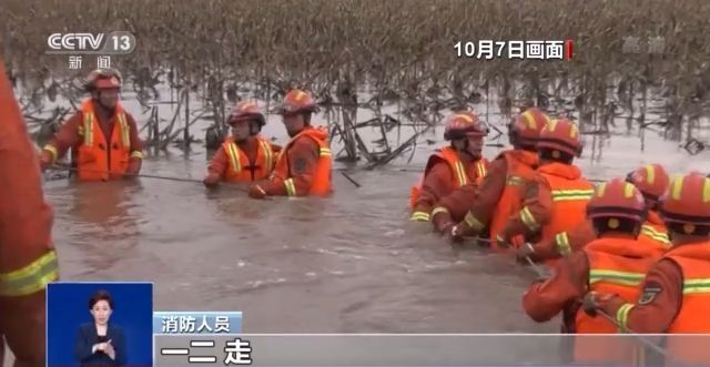 被风雨中的橙色身影整“破防”了！ 致敬寒冷中下水抢险的山西消防武警