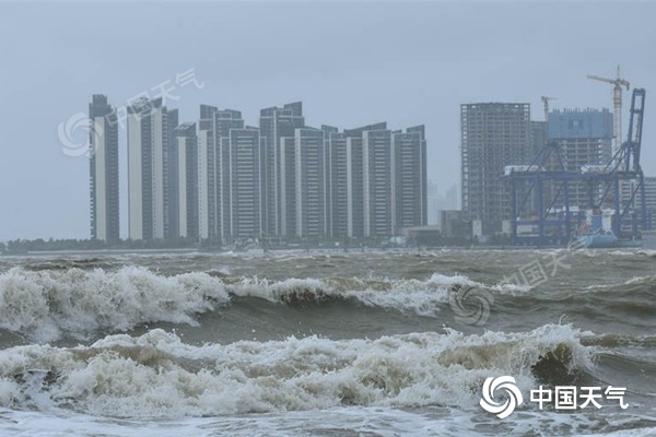 △受“狮子山”影响，海南现强风雨天气，致琼州海峡停航。