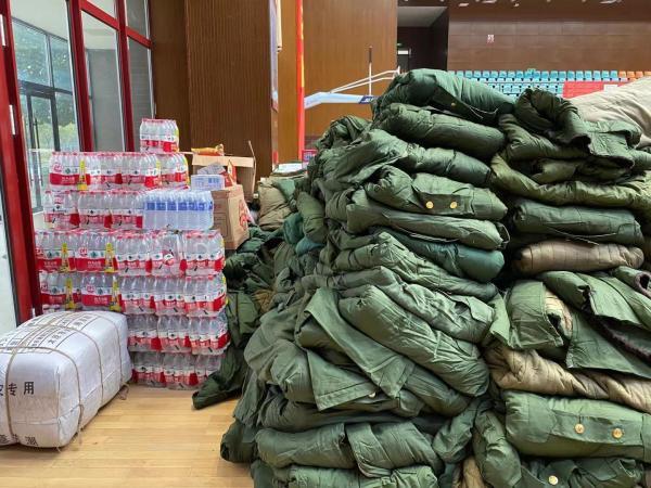 图为山西警察学院安置点的救灾物资. 付明丽 摄
