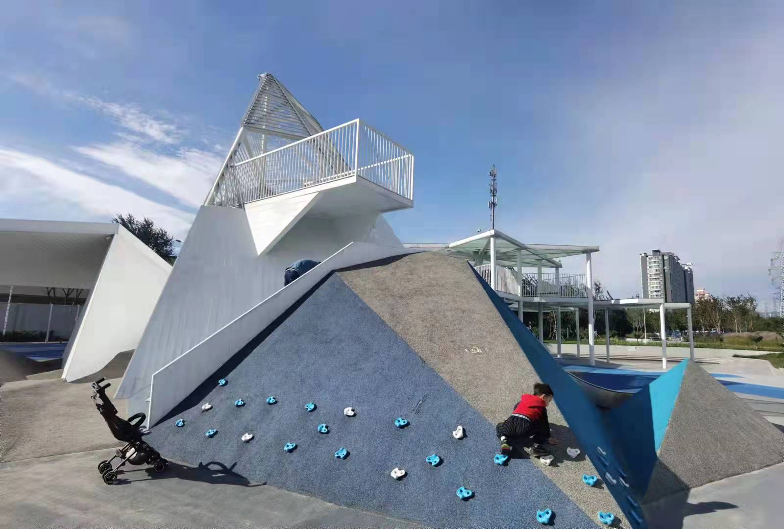 市民徜徉北京石景山八角新乐园感受浓浓冬奥元素