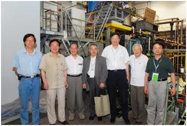 图1：2007年6月11日晚，李政道先生（左三）亲临超导磁体研制现场