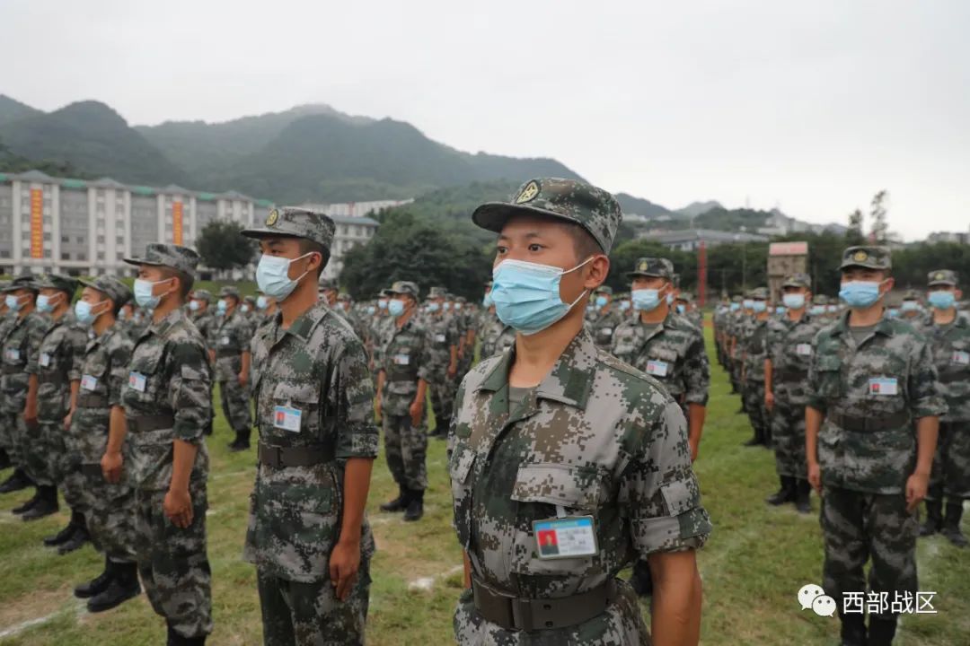 近日,西藏军区新兵旅开训动员大会在重庆某基地隆重举行,这标志着入藏