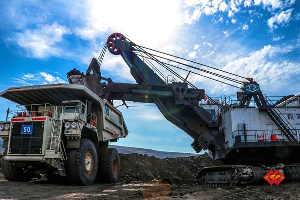 图为wk-35电铲高效采装全力增产保供