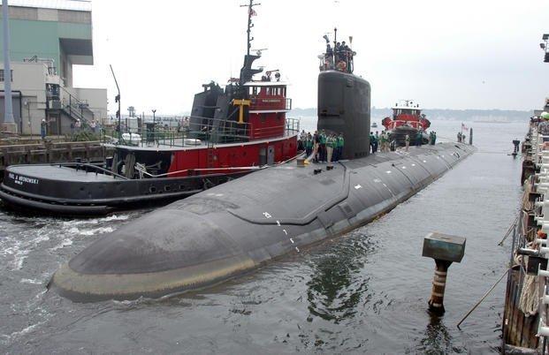美国弗吉尼亚核潜艇在2004年7月30日星完成第一次海试后回到位于康涅狄格州格罗顿的船厂。（美联社资料图）