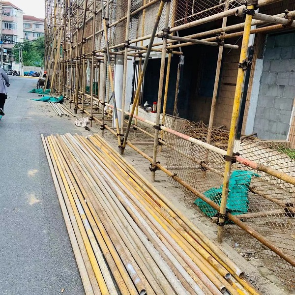 图说:钢管放在马路上蒋先生告诉记者,脚手架搭在这里,已经有些时日.