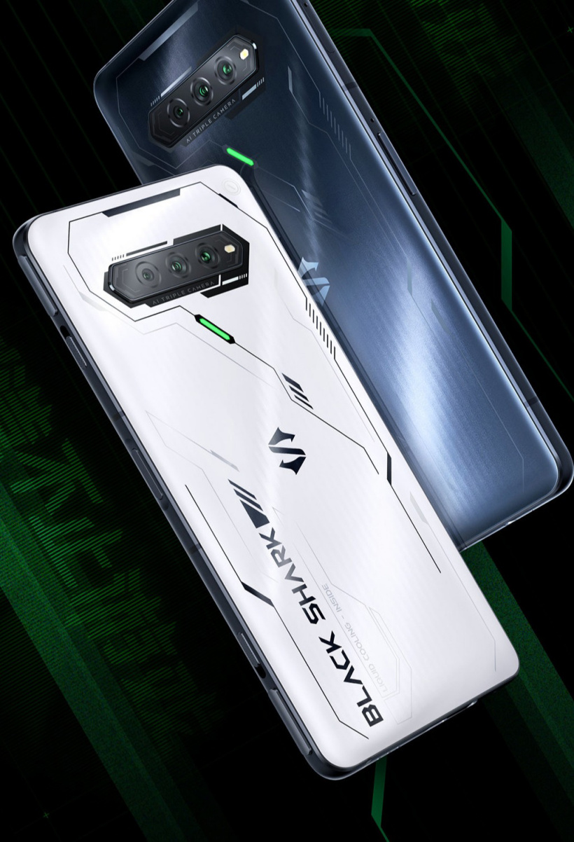 此外,官方此前还发布了黑鲨 4s 游戏手机的实拍照,展现了产品背面