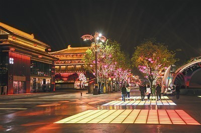 西安大唐不夜城作为名副其实的网红地，吸引源源不断的游客。图为大唐不夜城的绚丽夜景。 祝纯健摄（人民图片）
