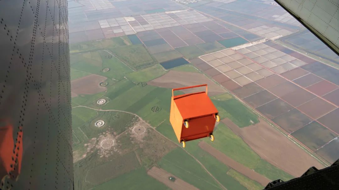 空投箱滑出舱门