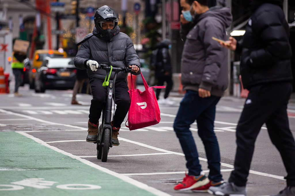 美国纽约，Doordash的外卖员在街头骑车送外卖。图源：视觉中国