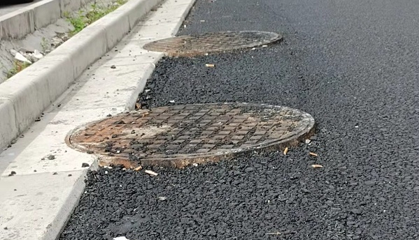 危险这段道路上十余只窨井盖高出地面成了路障