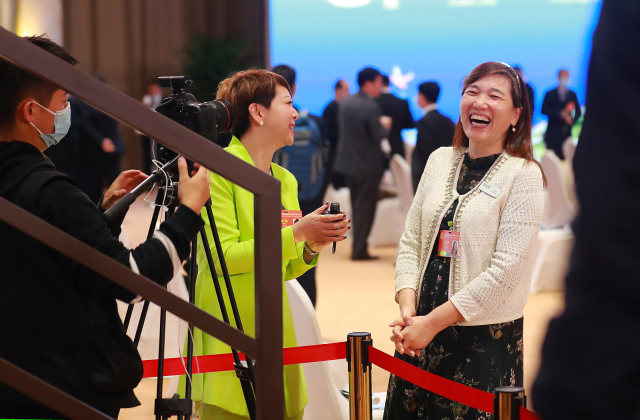 (中)邀请大自然保护协会(美国)北京代表处马晋红女士做电视采访&nbsp