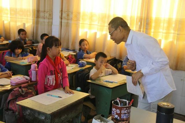 身患癌症仍然坚守教学一线 四川中江老教师扎根农村教学四十年如一日