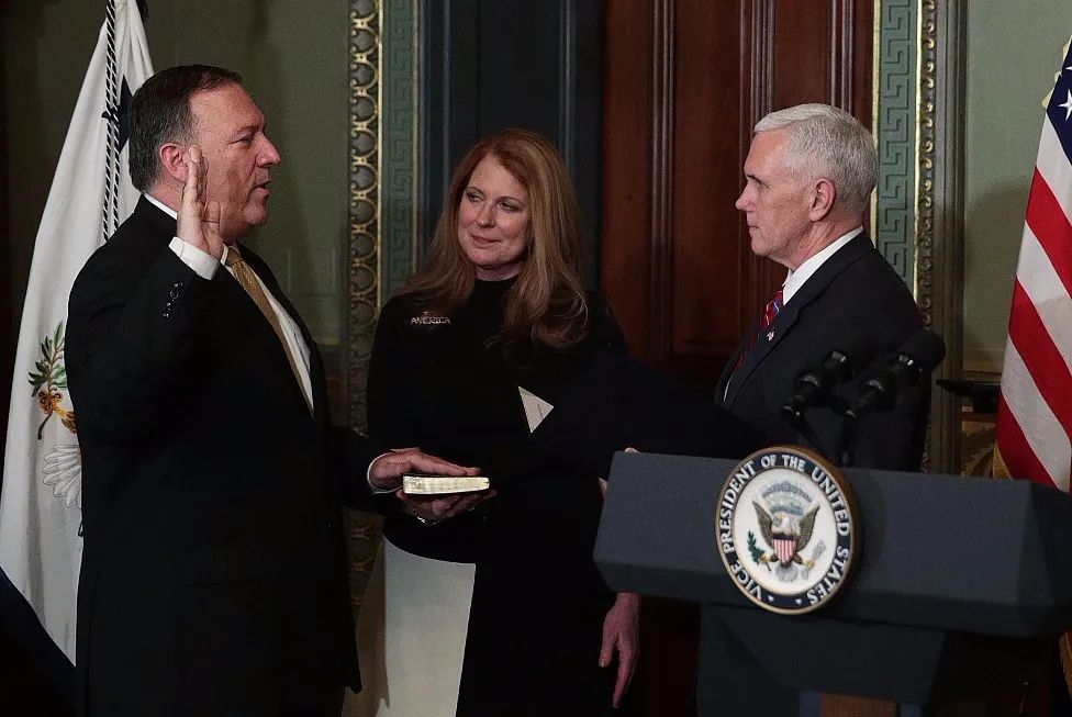 2017年1月23日,蓬佩奥(左一)宣誓就任CIA局长