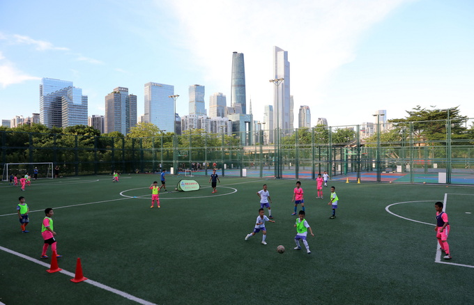 资料图&nbsp; 9月4日,广州市二沙岛体育公园内,孩子们在踢足球.