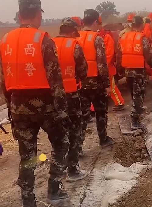 武警与消防员抗洪一线相遇互相打气,网友:辛苦啦!